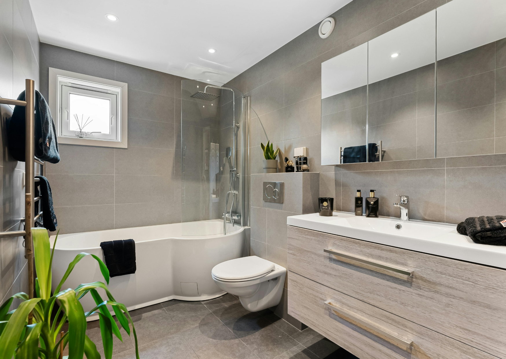 bathroom guests follow 4