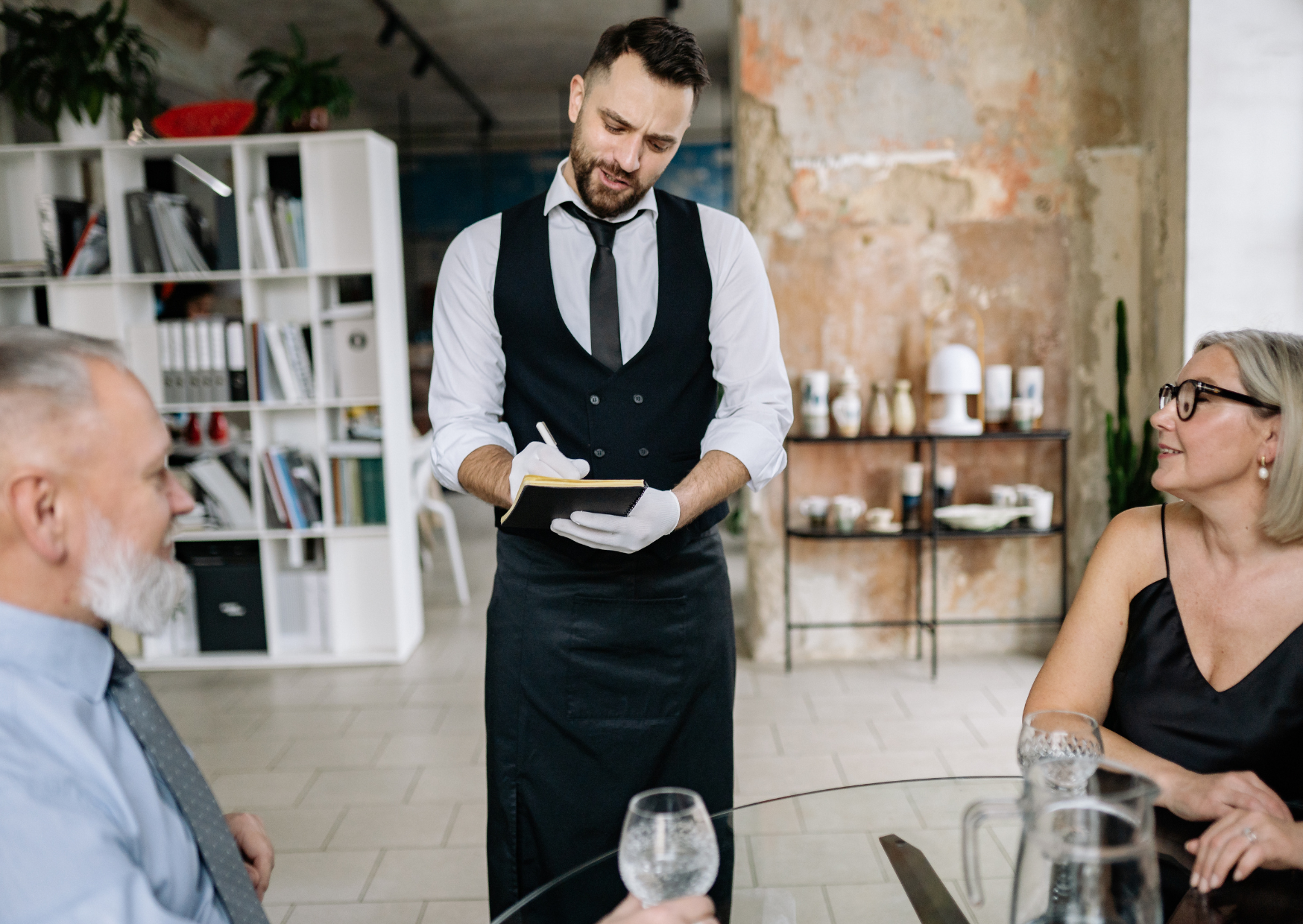 American Smile That Confuses European Waiters 3