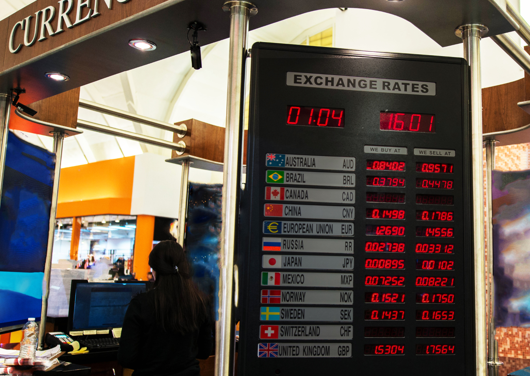 The Hidden Airport Currency Scam That Could Cost You Hundreds 2 Currency Exchange Trick at European Airports 5