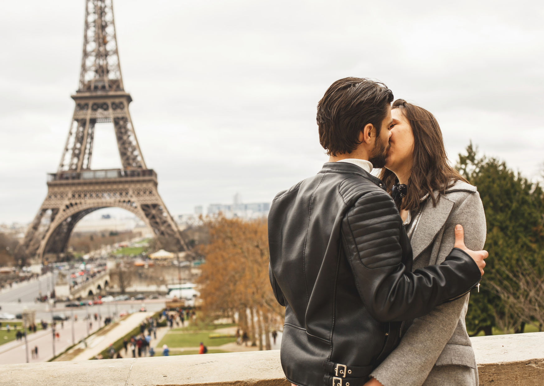 The Public Kissing Habit in France That Americans Find Scandalous 2 French Couples Kiss Here 2
