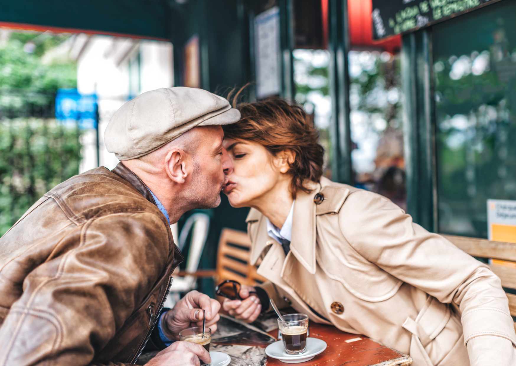 The Public Kissing Habit in France That Americans Find Scandalous 5 French Couples Kiss Here 4