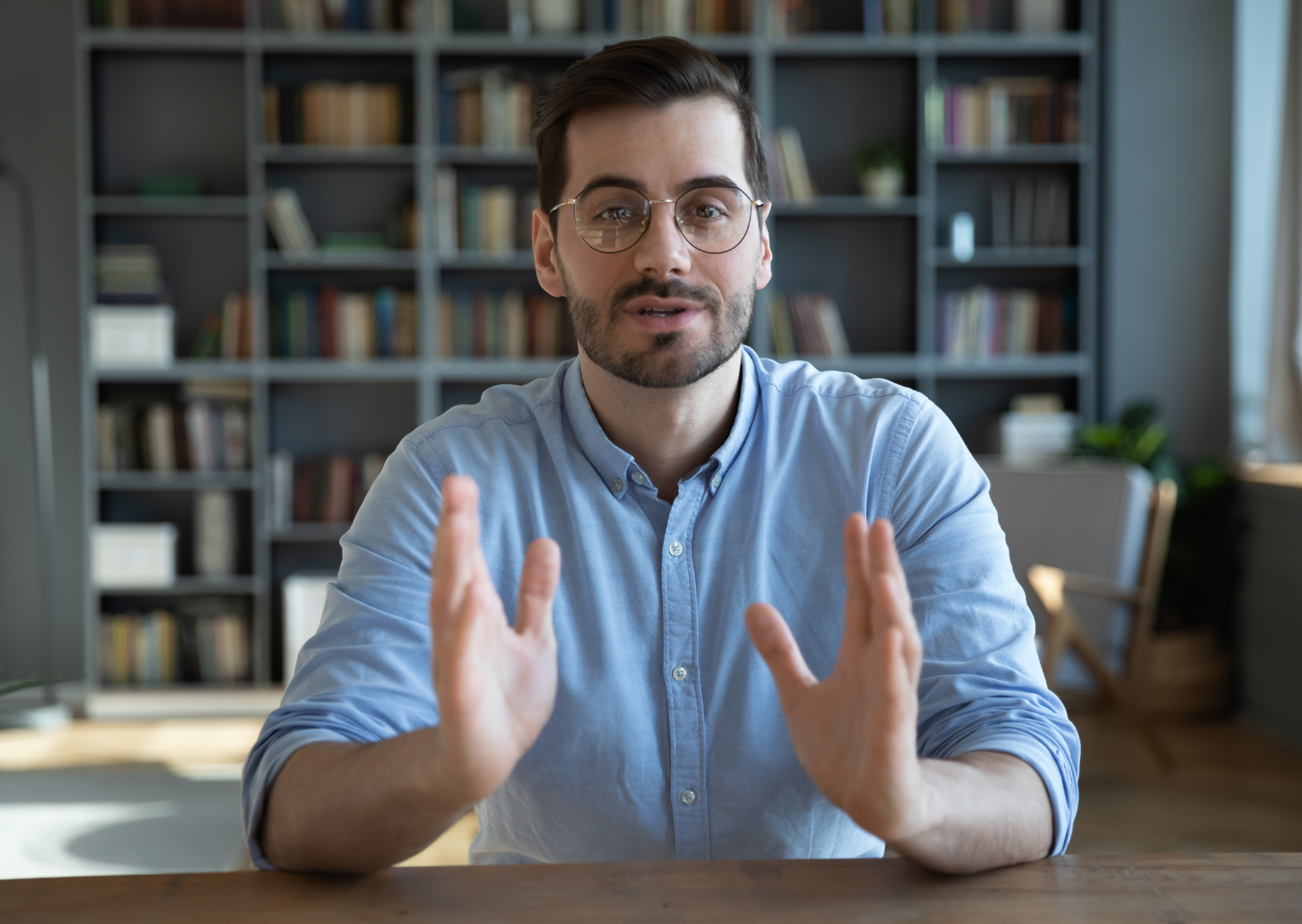 The Hand Gesture Americans Make That's Illegal in Three European Countries 3 Hand Gesture 1