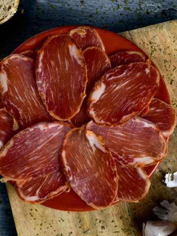 The Raw Meat Dish Europeans Eat Daily That the American CDC Says Causes Parasites