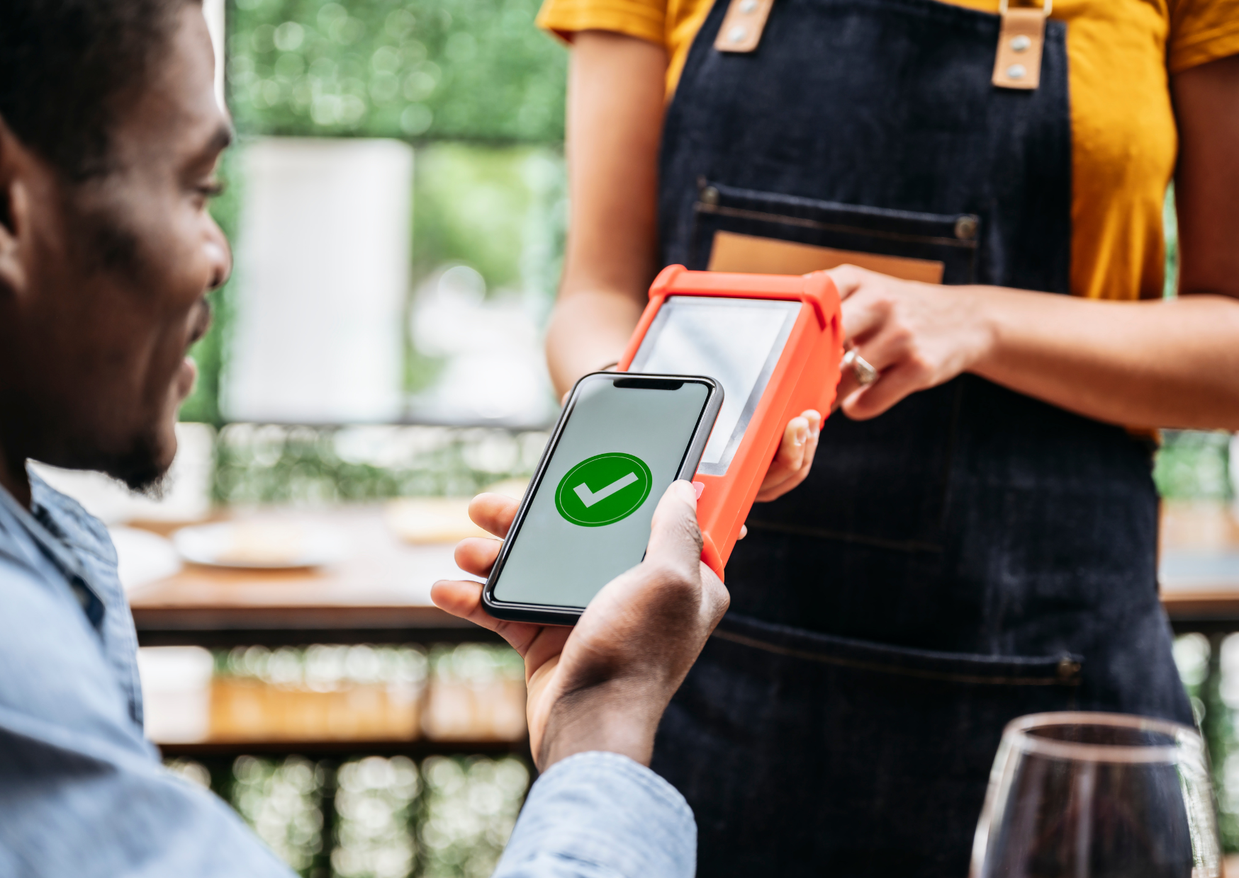 Why Splitting Checks in France Makes Waiters Hate American Groups 4 Americans splitting bills 3