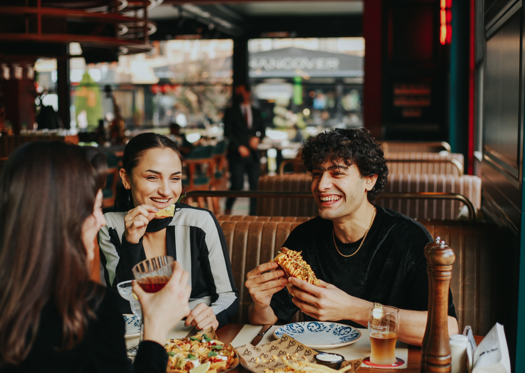 Why Splitting Checks in France Makes Waiters Hate American Groups 3 Americans splitting bills 4