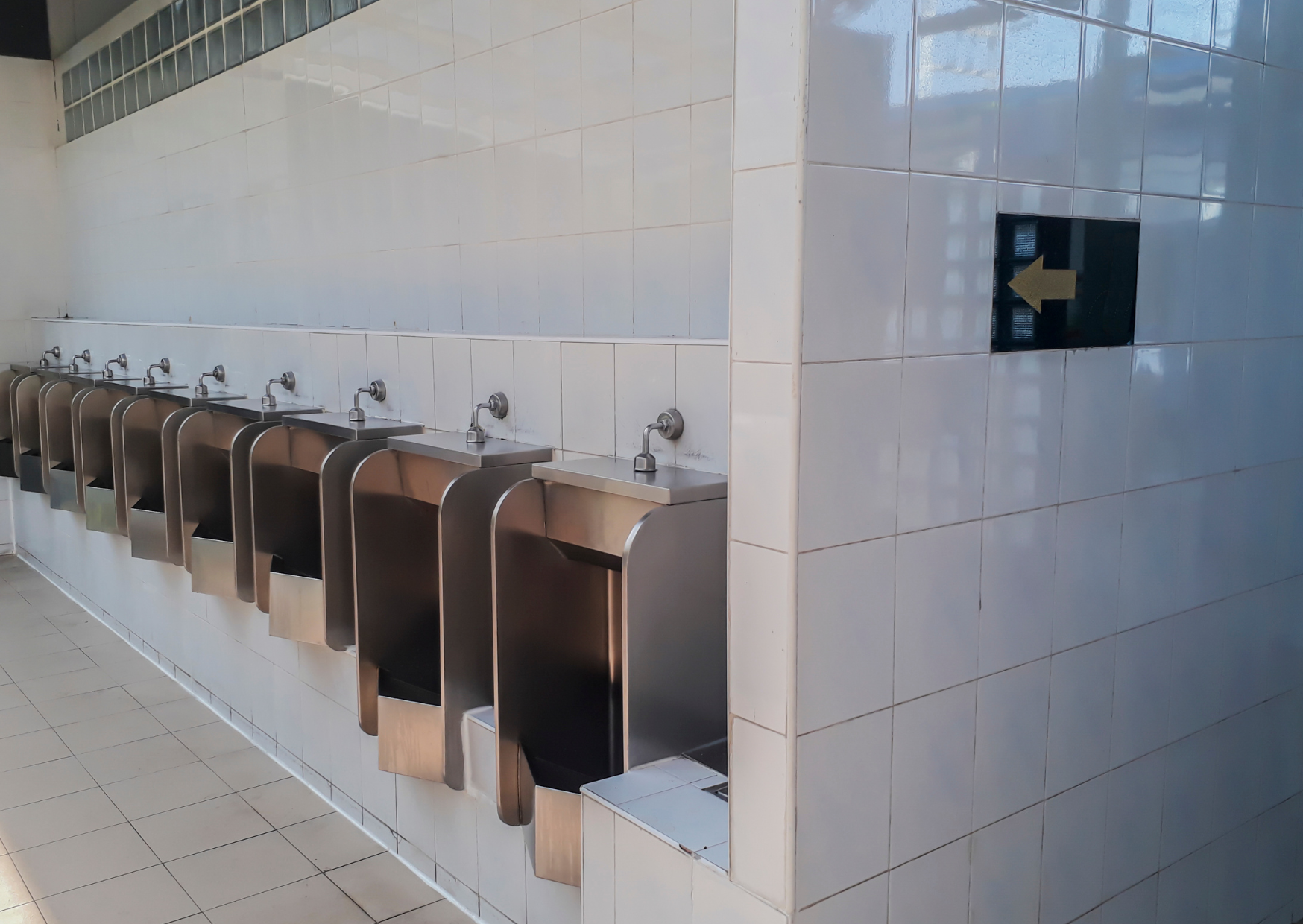 Italian men pee together 5