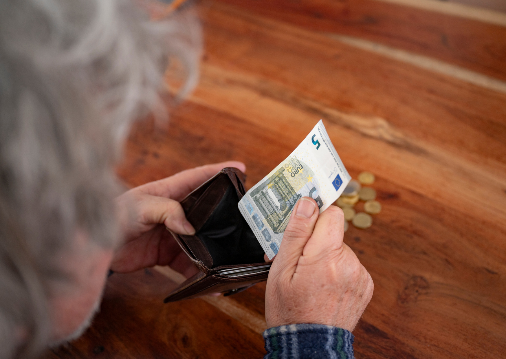 The Cash Only Reality in 2025 Berlin That Traps Americans Daily 6 Paying cash in Germany 6 1