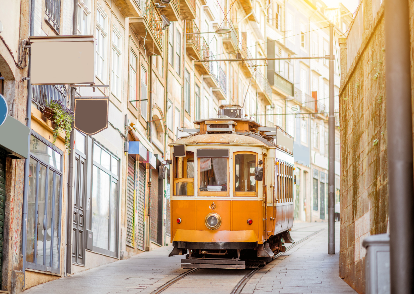 She Sold Her Life in the U.S. and Moved to Porto: The Surprising Bank Balance After 12 Months 2 living in Porto 2