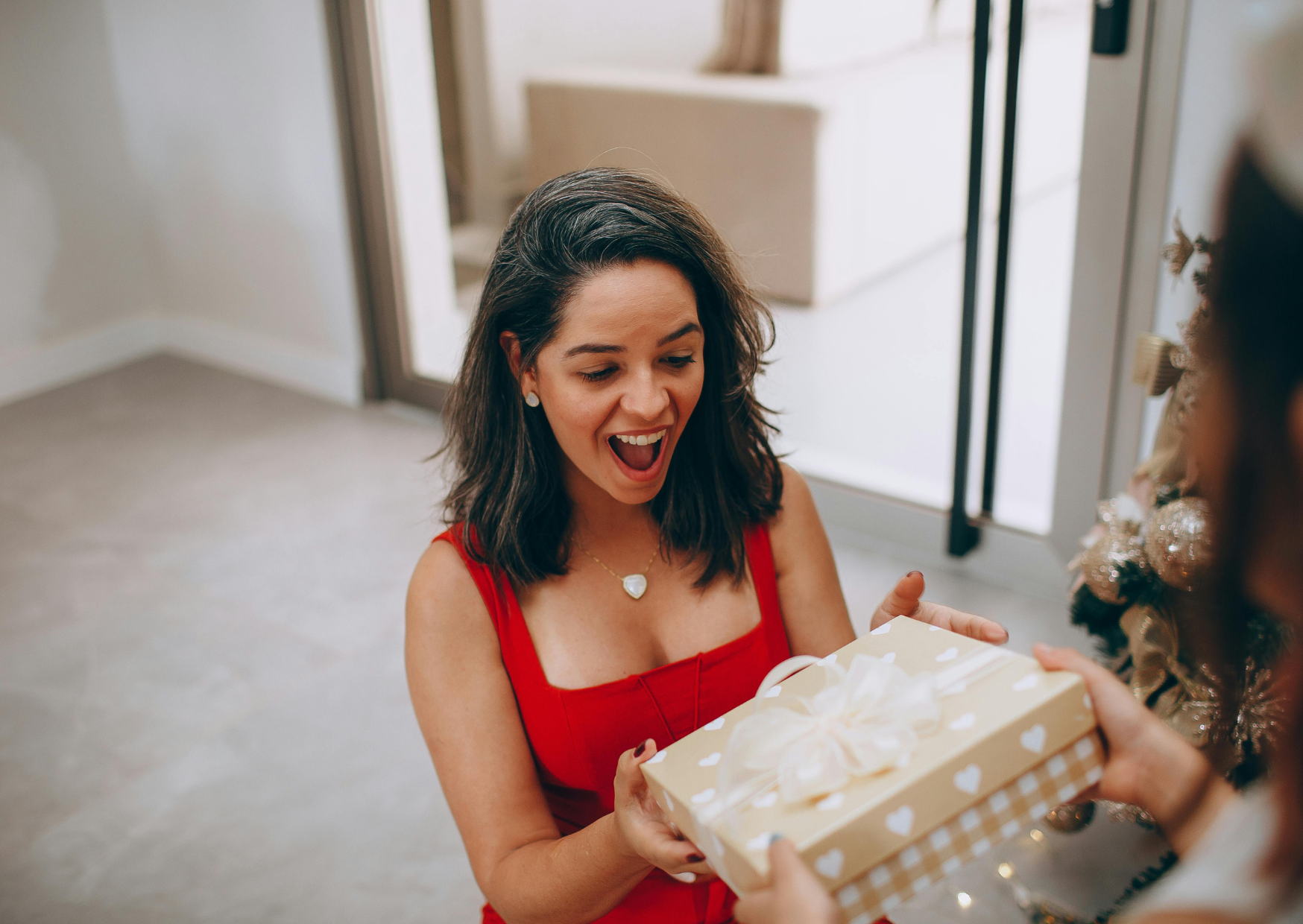 The Gift That Tells Germans You’re Breaking Up With Them 1 gifting a knife 5 1