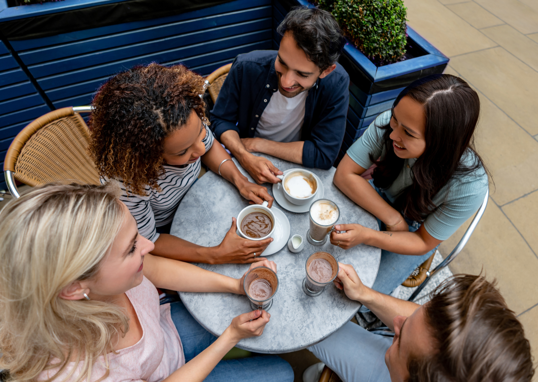 The Small Talk Topic Americans Bring Up That Portuguese People Find Offensive 2 Portuguese people talking 4