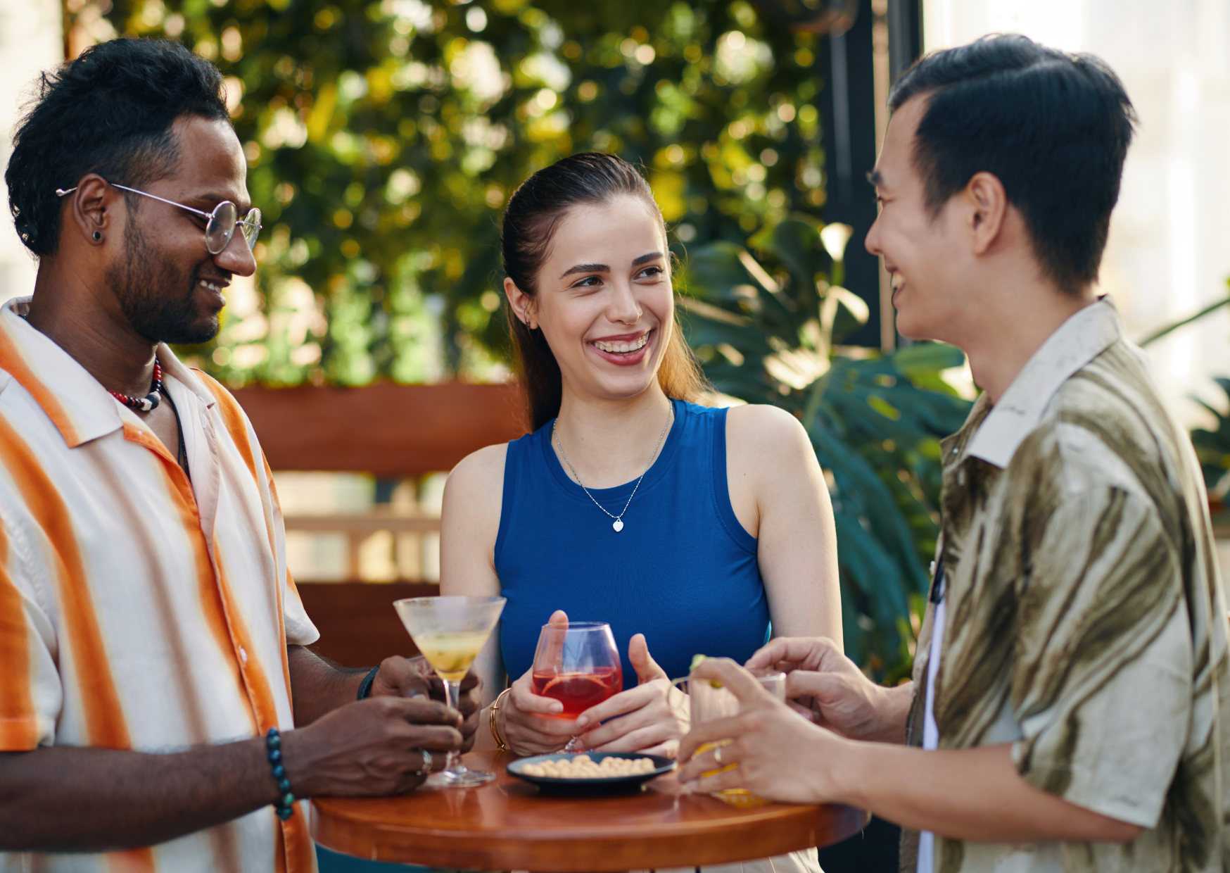 The Small Talk Topic Americans Bring Up That Portuguese People Find Offensive 1 Portuguese people talking