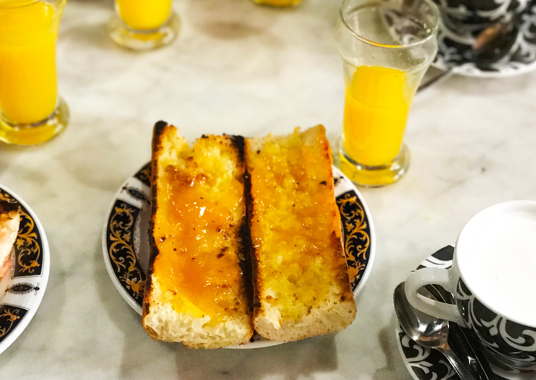 Spanish people eating breakfast 5