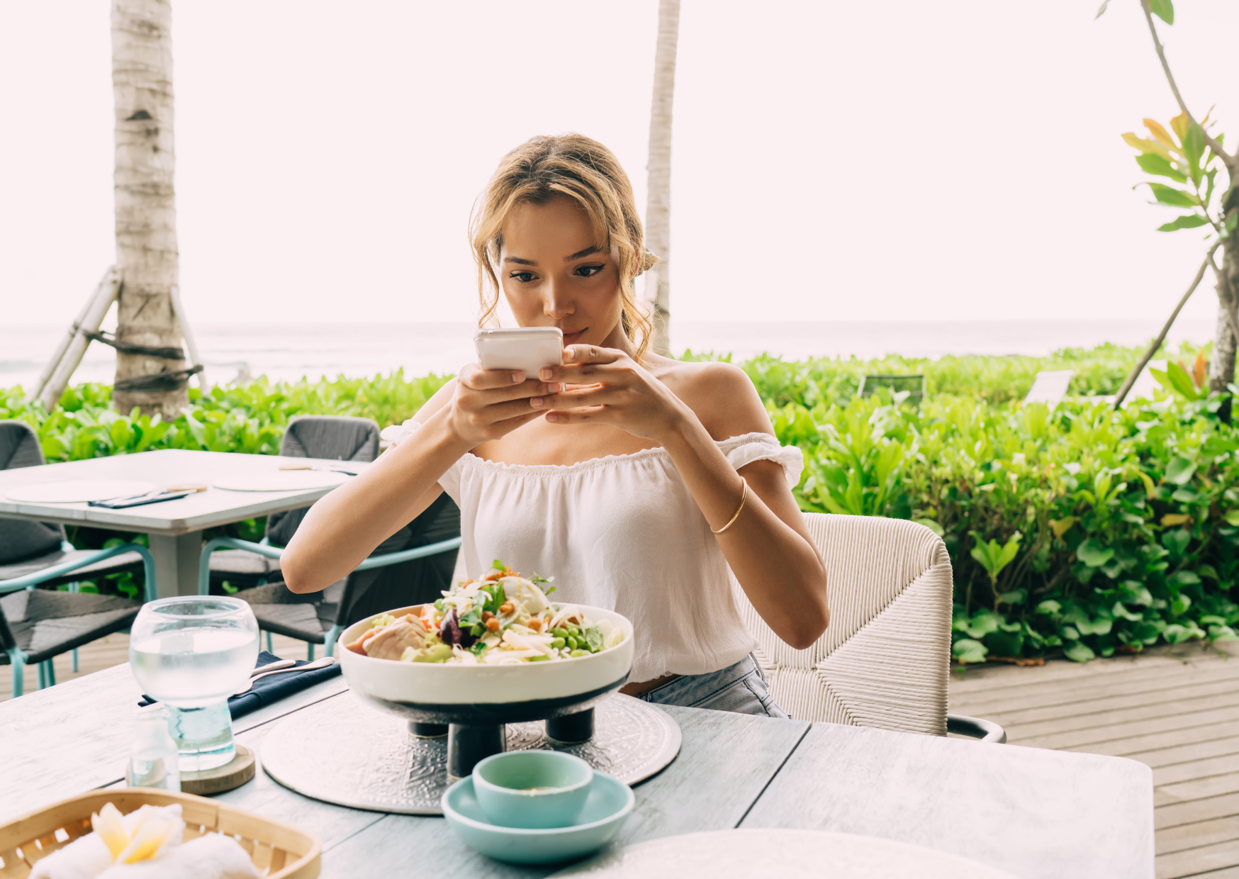 Why Taking Photos of Your Food in Italy Makes Waiters Serve You Last 2 taking photos of food 3