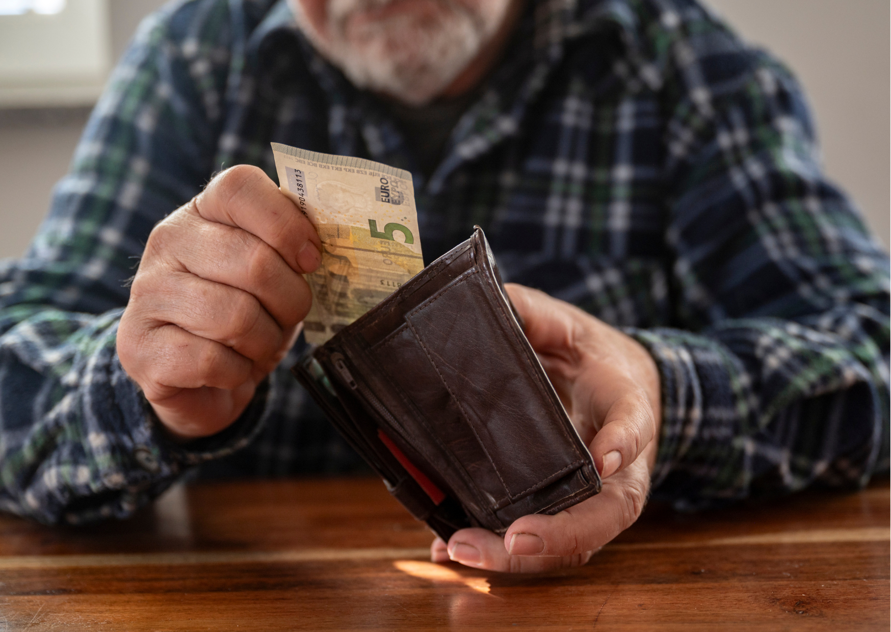 7 Money Conversations European Families Have Weekly That American Families Avoid 4 family talking about money 4