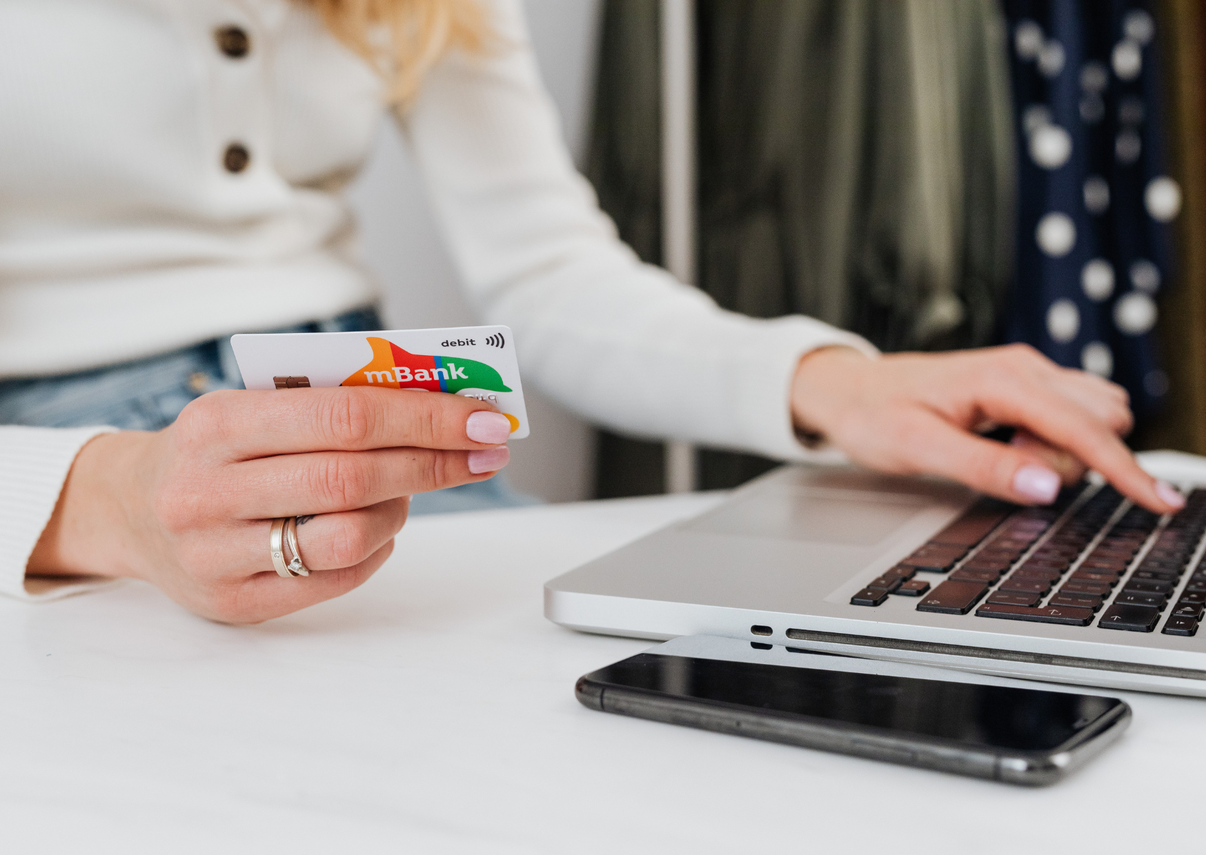 Credit Card Debt Hit $6,715 Per American: The European Number Confused Me 4 credit card 4