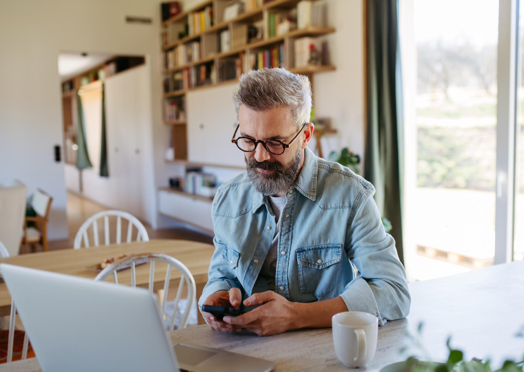 Why European Workers Don't Answer Emails After 6pm And Americans Think That's Laziness 2 working with the laptop 4