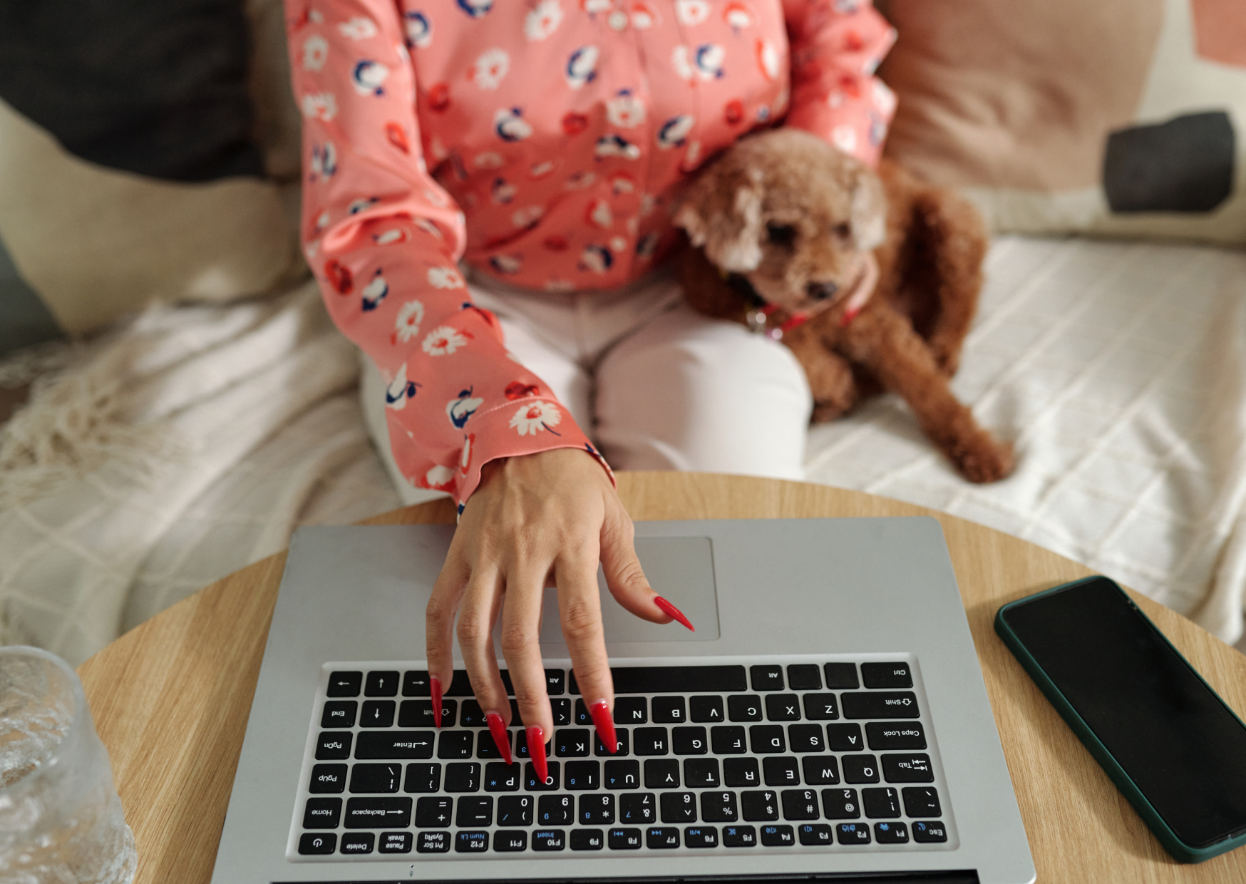 Why European Workers Don't Answer Emails After 6pm And Americans Think That's Laziness 3 working with the laptop 5